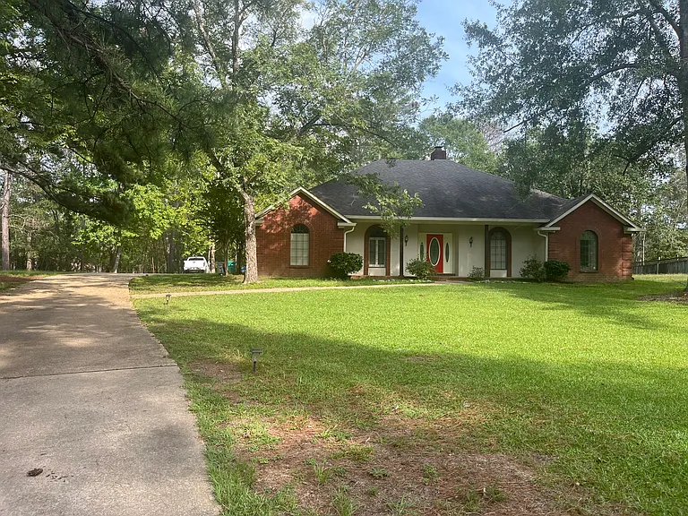 170 Peachtree Dr — Photo 1