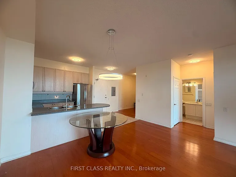 11121 Yonge St #422 — Photo 6