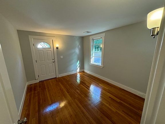 4th image of 142 Warren Rd #B