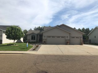 2031 3rd St W, Dickinson, ND 58601