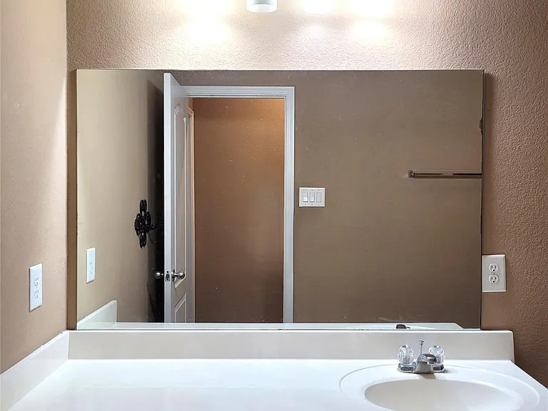 24015 Buffalo Cove Ln — Photo 19