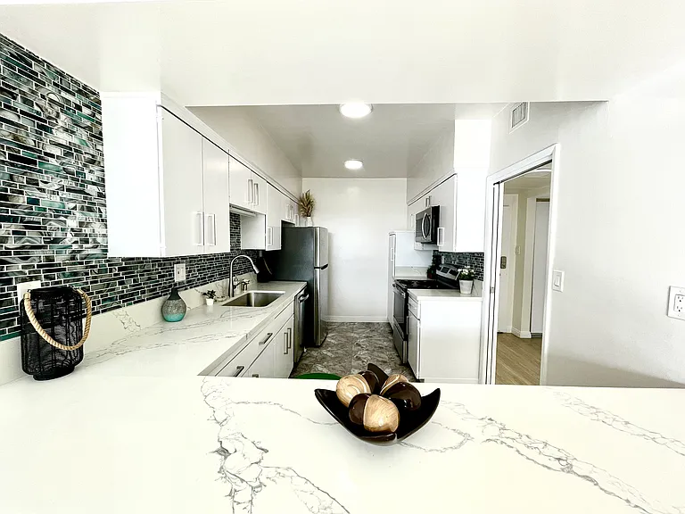 Occidental Towers Apartments — Photo 25
