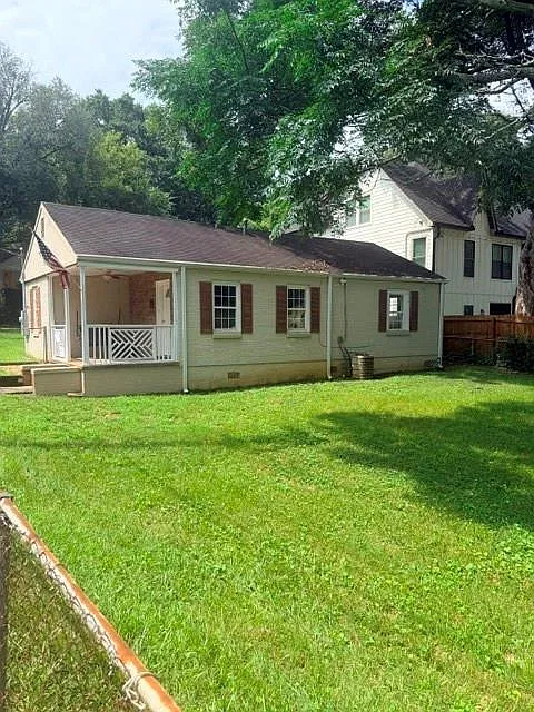 3 bed, 2.0 bath, 1000 sqft, $2,000 — Photo 2