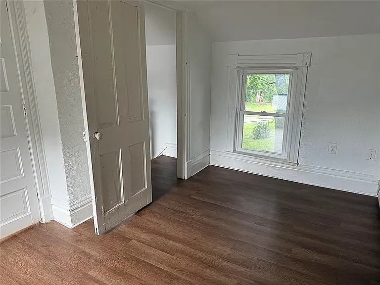 240 2nd Ave — Photo 3