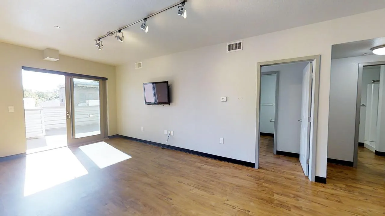 3 bed, 908 sqft, $6,450 — Photo 1