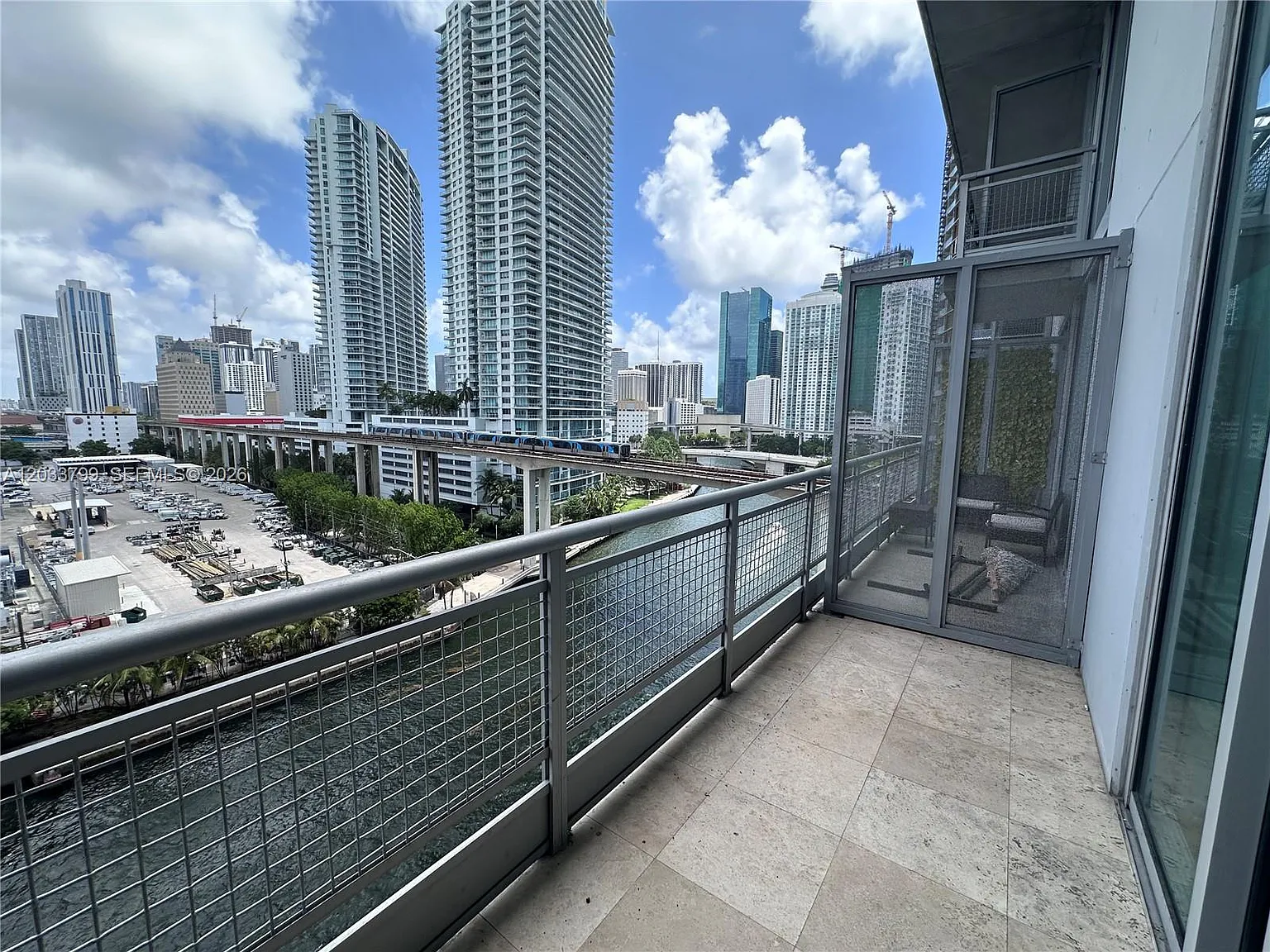 Neo Vertika Condo — Photo 4