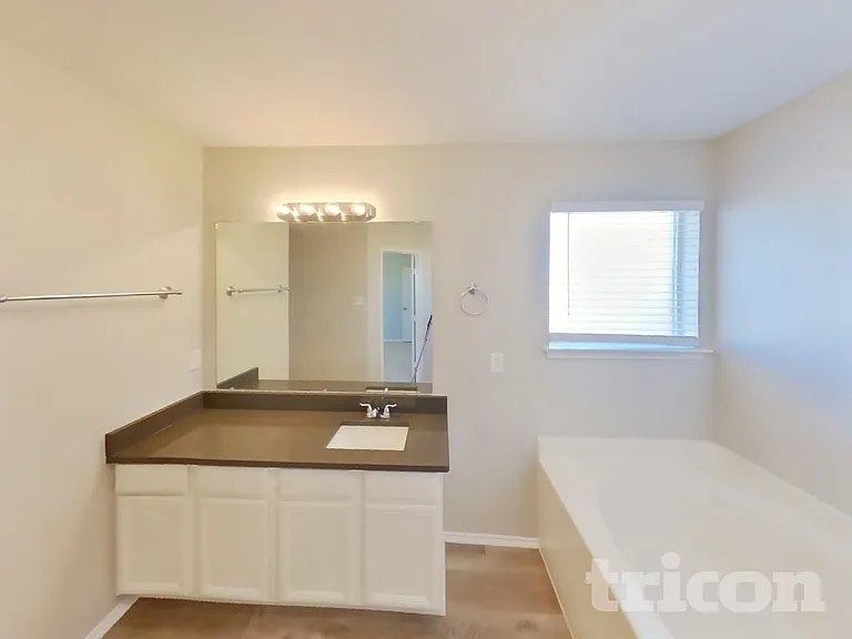 100 Adams Dr — Photo 8