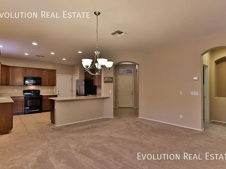 3067 E Palmdale Ln — Photo 4