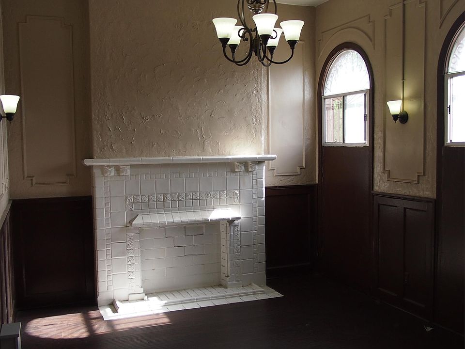 2nd image of 334 N Heliotrope Dr #204