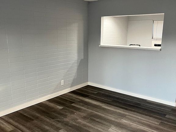3rd image of 113 NE Madison Cir N APT 5