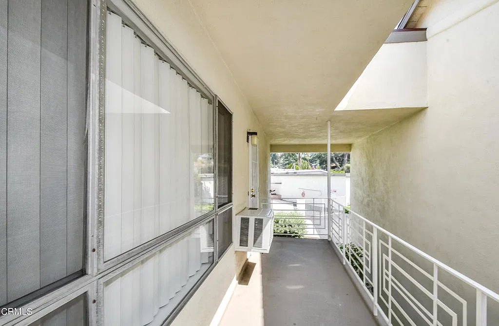 2 bed, 1.0 bath, 950 sqft, $2,600 — Photo 2