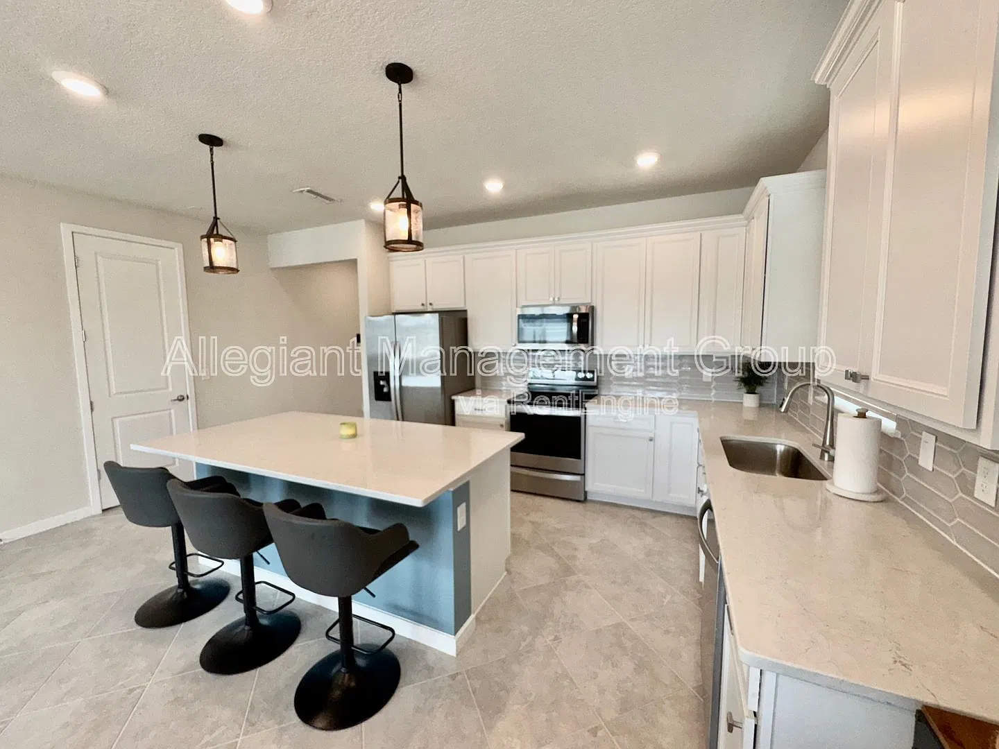 4 bed, 2.0 bath, 1828 sqft, $2,925 — Photo 3