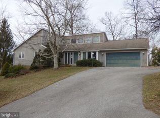 6111 Greenbriar Dr, Fayetteville, PA 17222