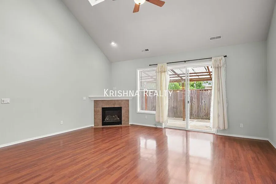 Amazing 4 Bedroom | 3 Bathroom | 2,702 sqft. Single Family Home | Located in Quiet Aloha Neighbor... — Photo 2