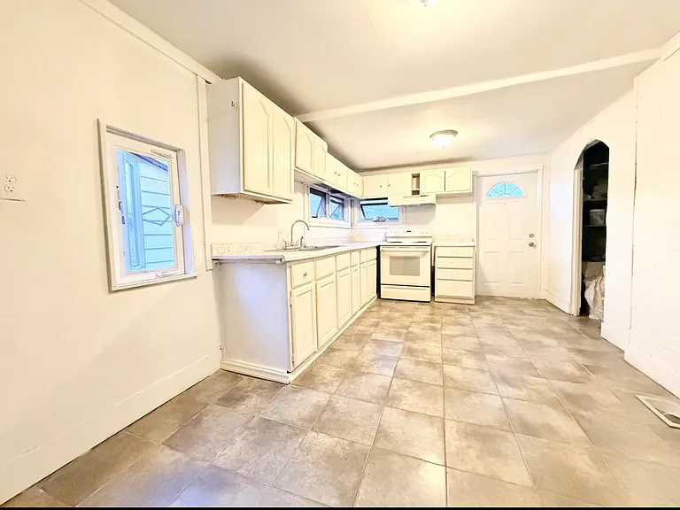 1308 W 13th Ave — Photo 12