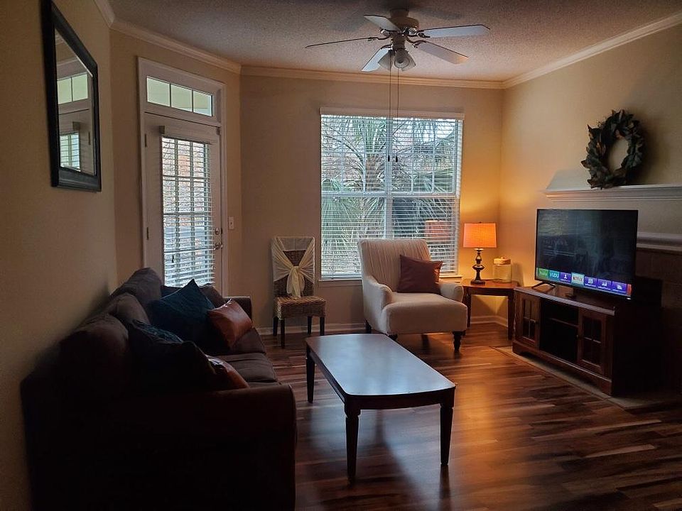 An inviting living room with palm views for you to relax and enjoy.