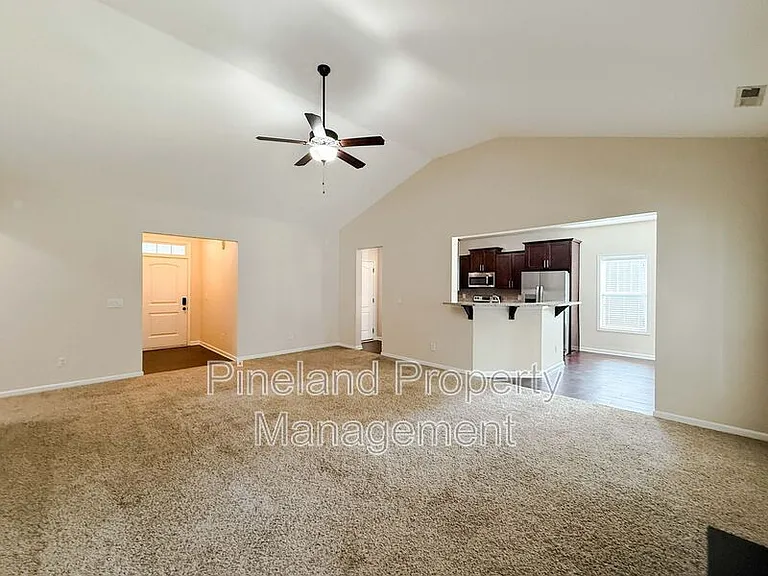 728 Roanoke Dr — Photo 3