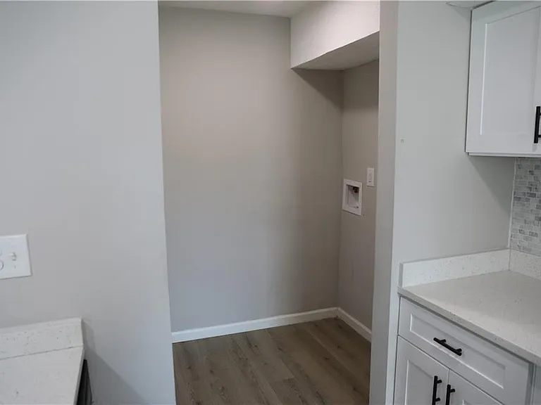 1321 Surrey Ln SW — Photo 5