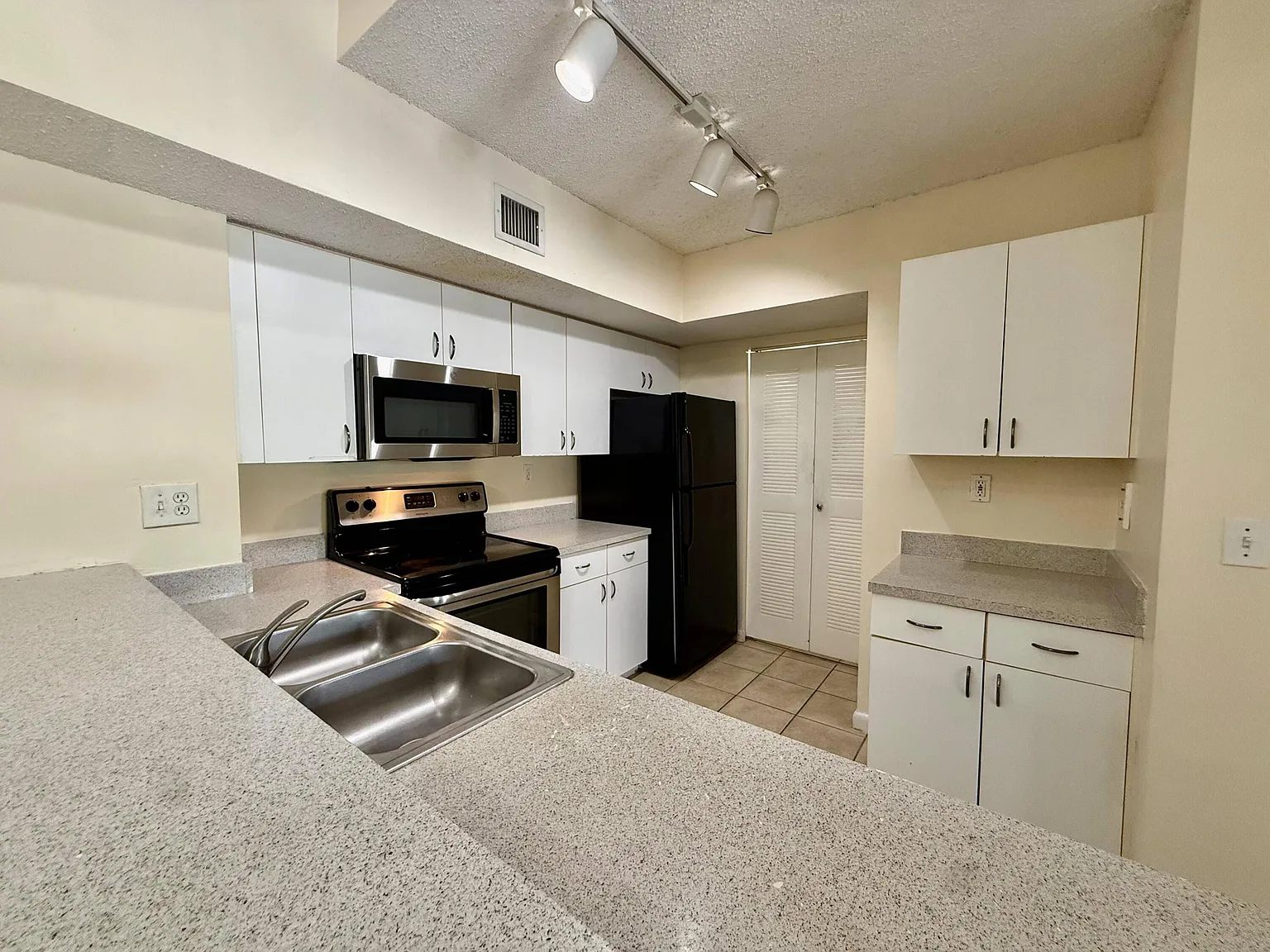 2 bed, 2.0 bath, 1112 sqft, $2,100 — Photo 2