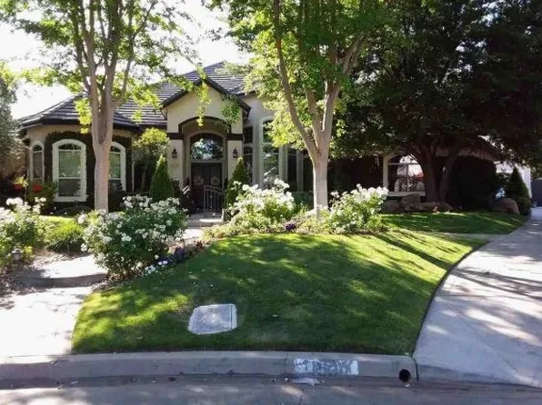 1530 E La Quinta Dr, Fresno, CA 93730