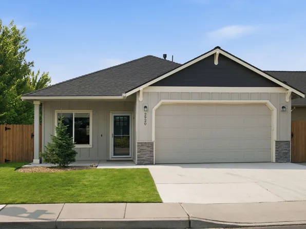 2920 NW Hemlock Ln, Redmond, OR 97756