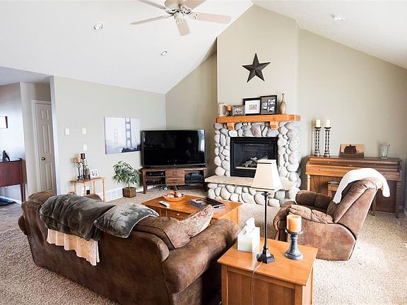 3rd image of 447 Creekside Dr