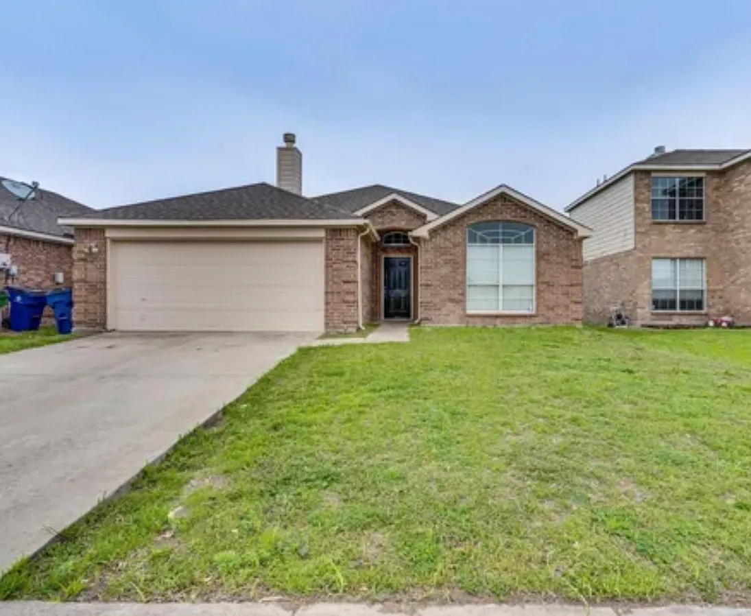 4 bed, 2243 sqft, $2,400 — Photo 2