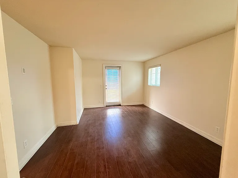 1334 S Grand Ave — Photo 15