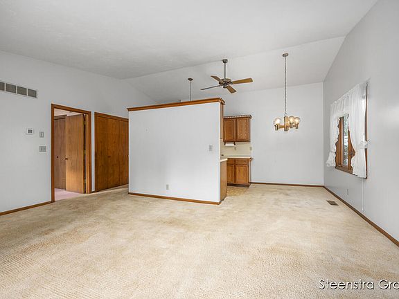 5th image of 448 Evergreen Ln
