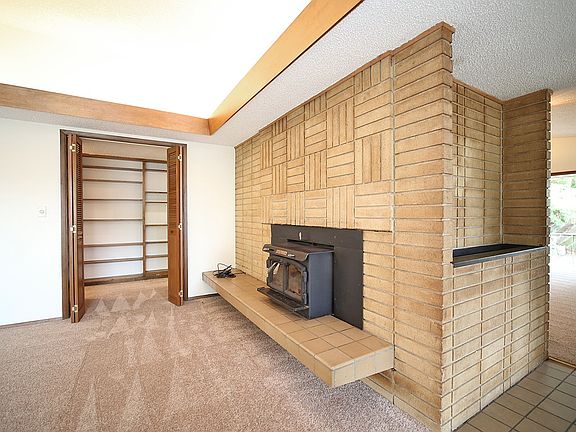 5th image of 440 SE Evans Ln