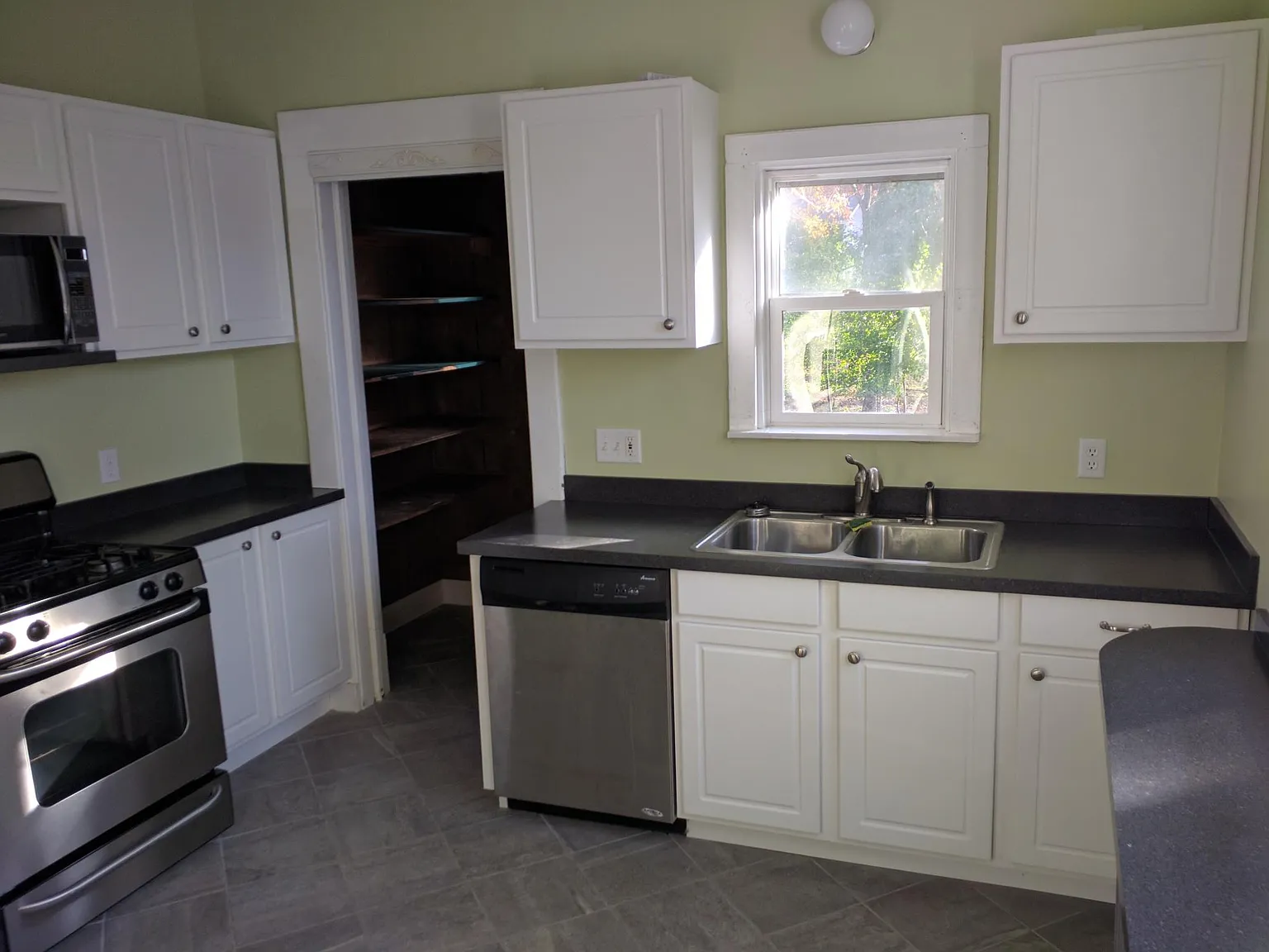 6 bed, 1809 sqft, $2,350 — Photo 2