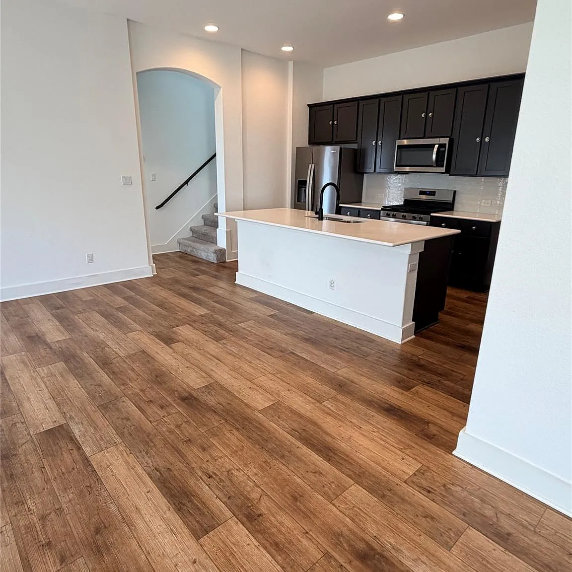 3 bed, 2.5 bath, 1895 sqft, $2,200 — Photo 3