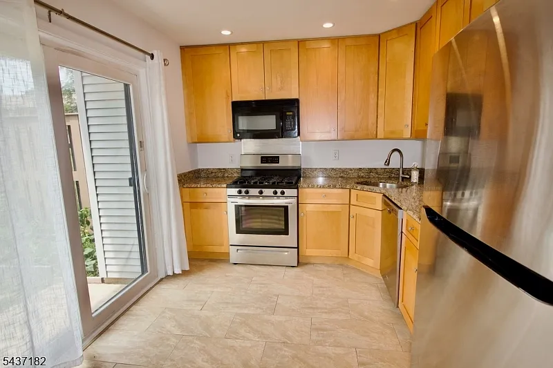 3 bed, 2.5 bath, 1350 sqft, $3,350 — Photo 2
