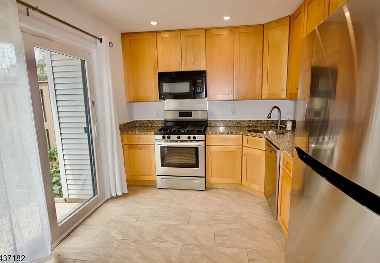 78 Woodward Ln — Photo 2