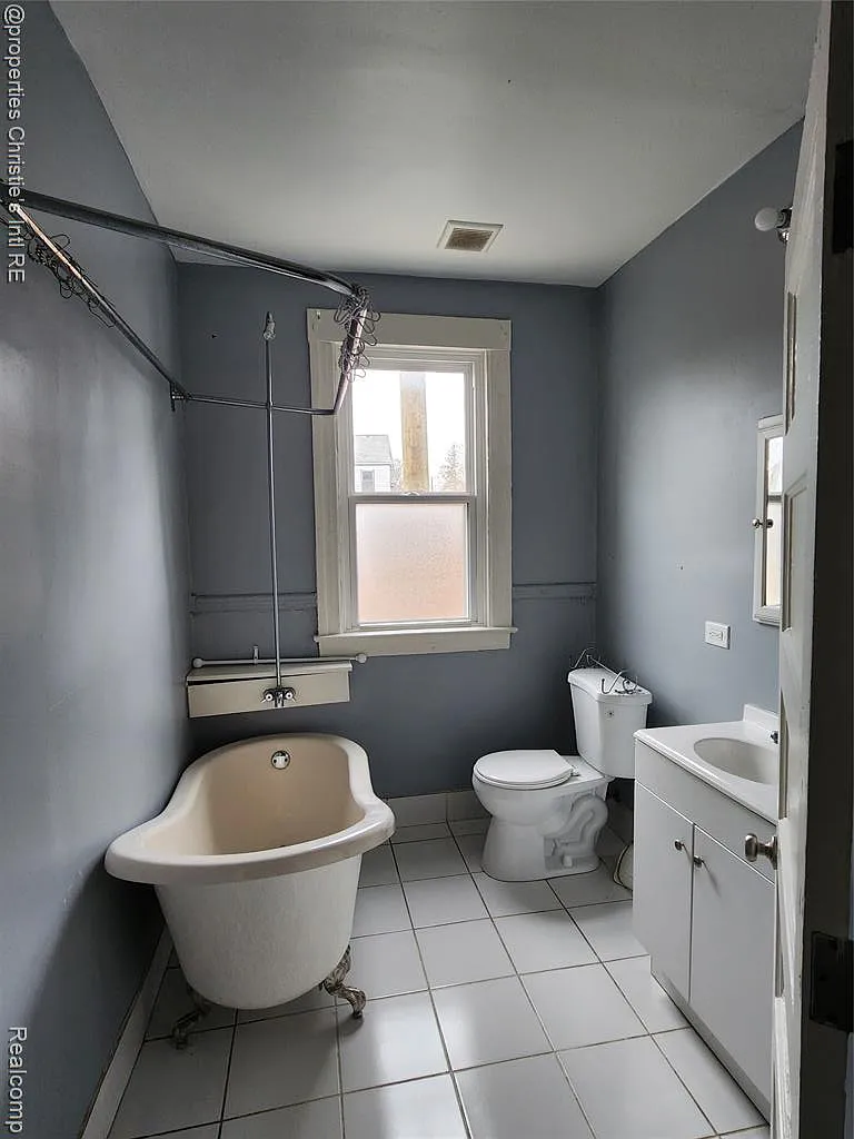 2 bed, 1.0 bath, 1100 sqft, $1,380 — Photo 3