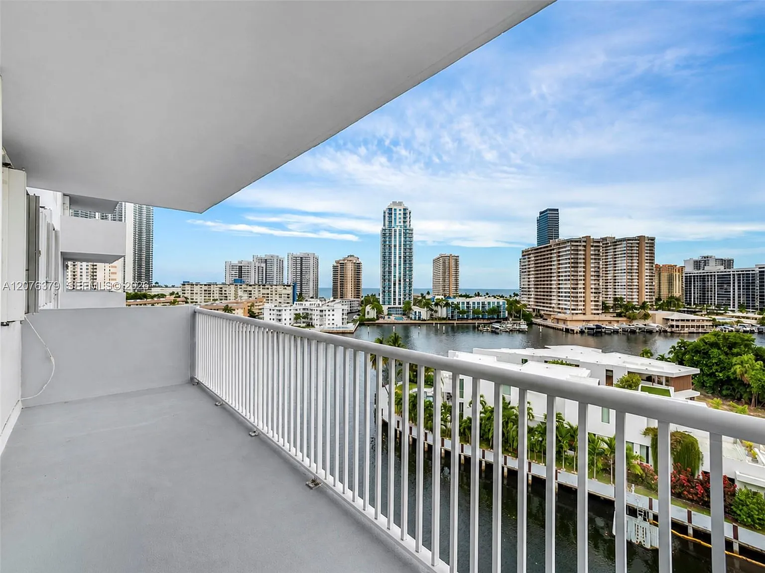 Golden Surf Towers Condo — Photo 3