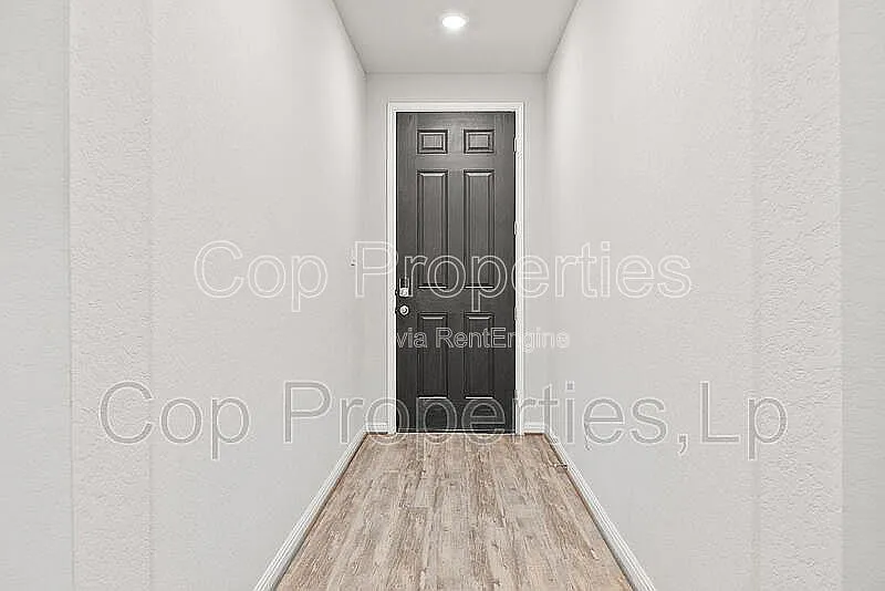 4 bed, 3.0 bath, 2497 sqft, $2,295 — Photo 4