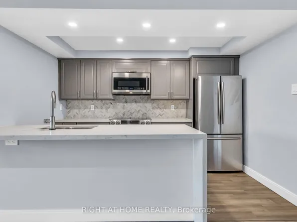 356 McRae Dr Unit 406, Toronto, ON M4G 4G4