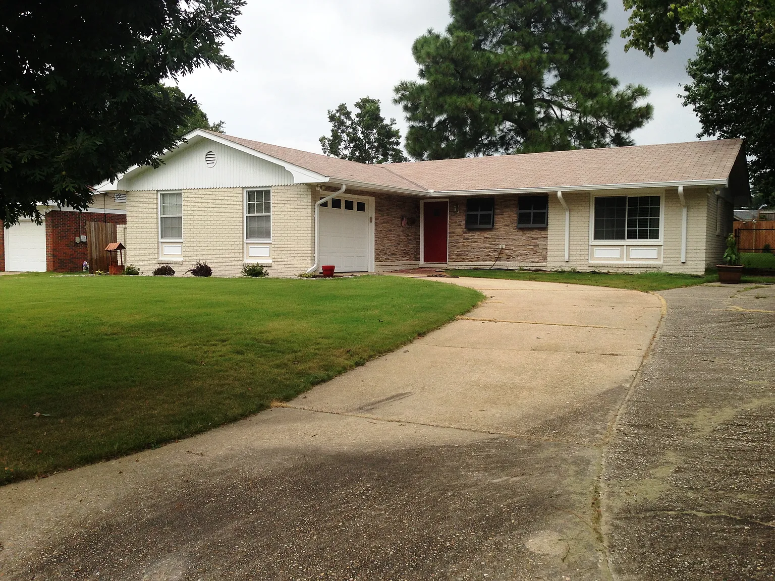 2307 Wessex Dr photo 1