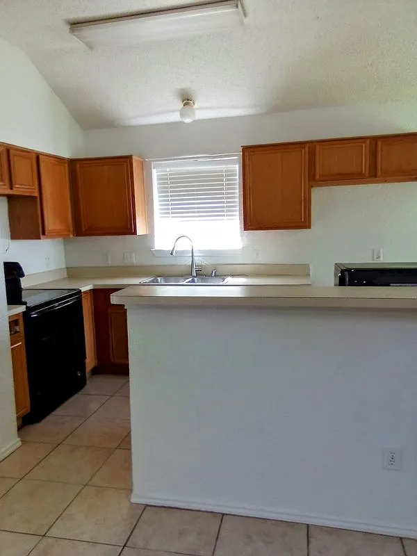 4 bed, 2.0 bath, 1981 sqft, $2,200 — Photo 3