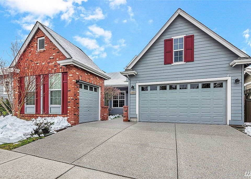 How would you use the small garage on the left? For your golf cart, motorcycle, work bench, garden equipment, art studio . . .
