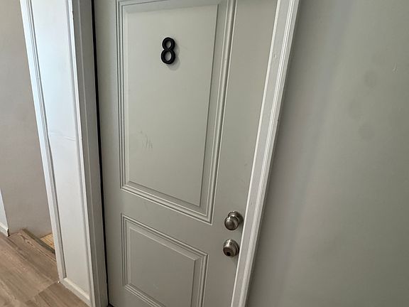 4th image of 839 S Jackson St #8
