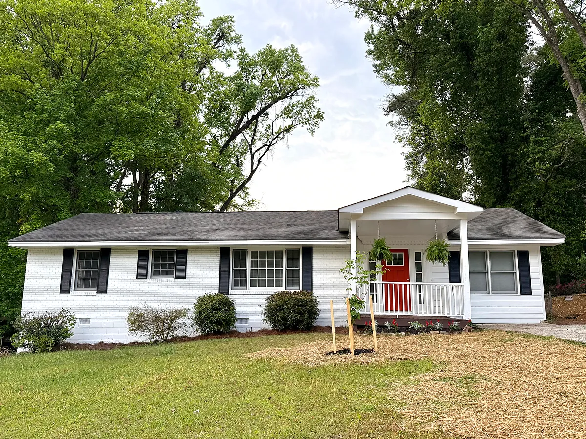 Building Photo - 2070 Meadowbrook Ln SE