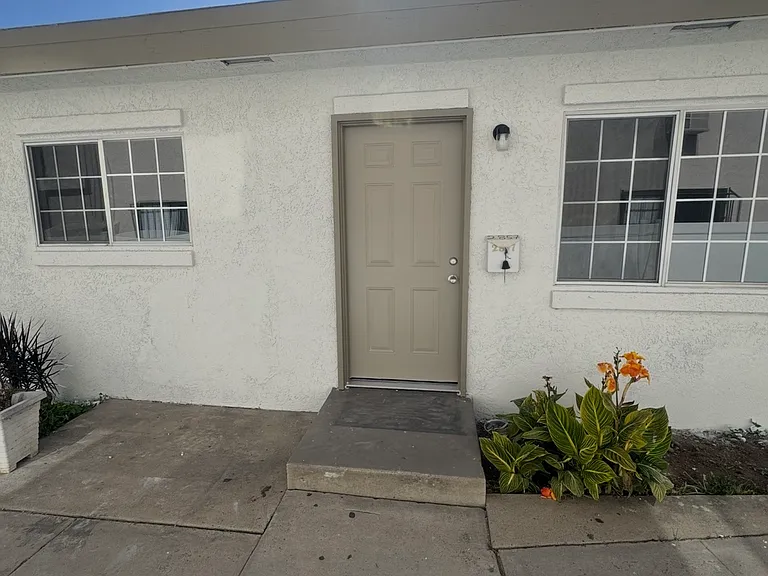 2857 Broadway — Photo 2
