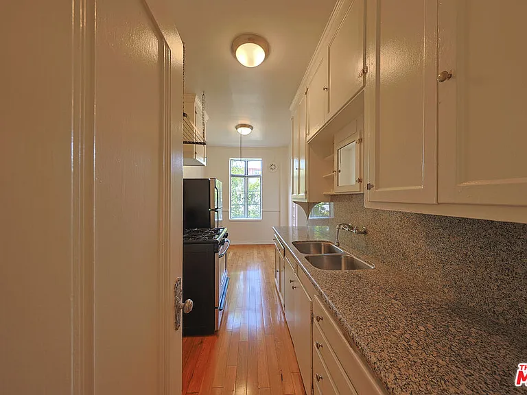 1314 N Hayworth Ave #303 — Photo 8