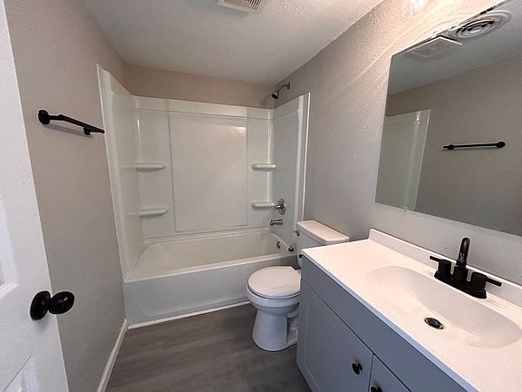 3rd image of 3356 Heatherton Dr #2B-1BA-850SQFT