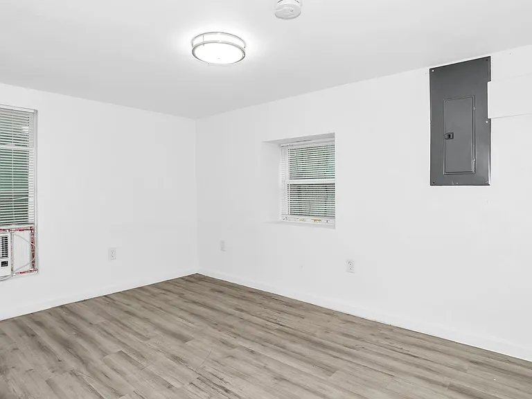 2737 Stuart Dr — Photo 24