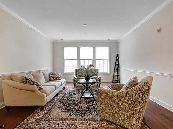 3rd image of 11 Four Seasons Dr