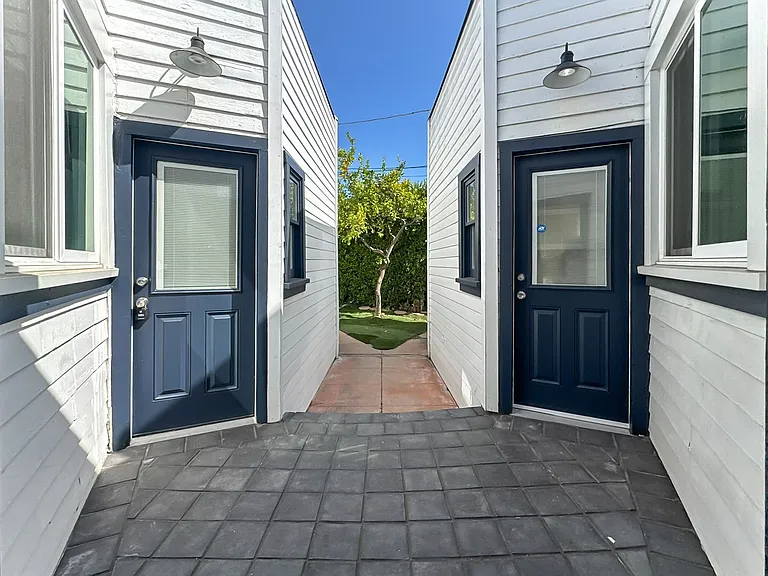 1043 S Plymouth Blvd — Photo 21