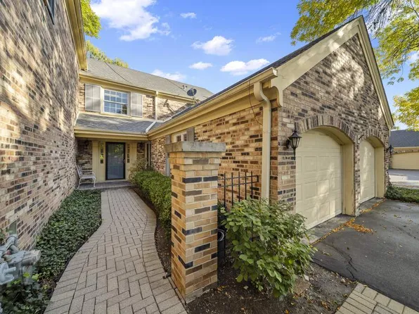 12 The Court Of Island Point, Northbrook, IL 60062